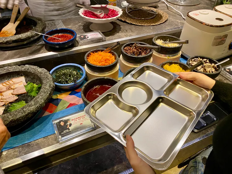 台北君悅凱菲屋「韓國美食節」期間，為增添用餐氛圍與還原《黑白大廚》節目的學餐實境感，也特別準備鐵製學餐餐盤。莊偉祺攝