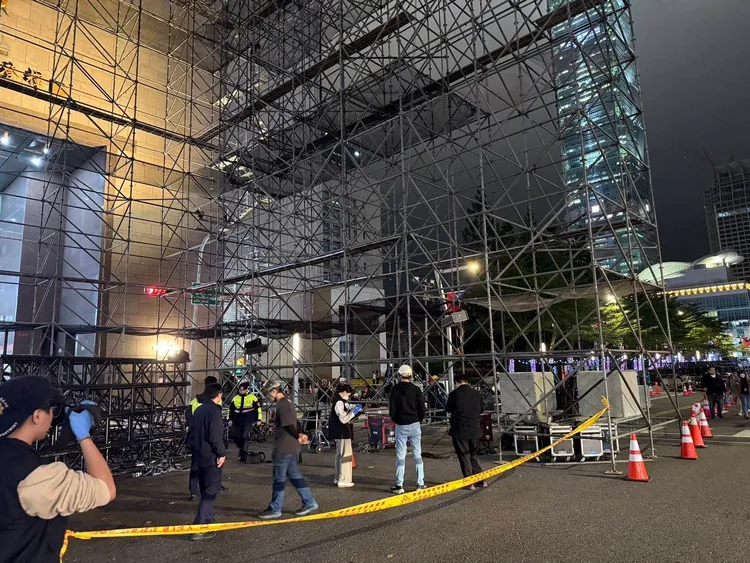 北市府跨年舞台傳工安意外，1名40歲男性工人從約15公尺高鷹架墜落。翻攝照片