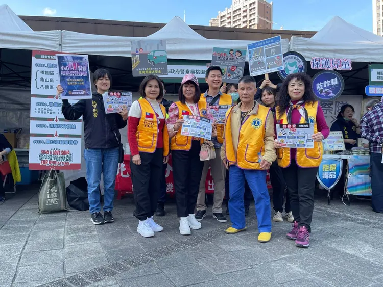 桃園警分局結合桃園警交通大隊、刑大、少年隊、婦幼隊在會場機動派出所攤位，和現場參與活動的民眾進行識詐及交通安全宣導。警方提供