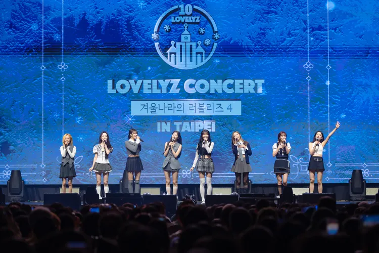 隊長Babysoul（左起）、Kei、李美珠、鄭叡仁、柳樹整、徐智秀、劉智愛、JIN開心與粉絲打招呼。D-SHOW提供