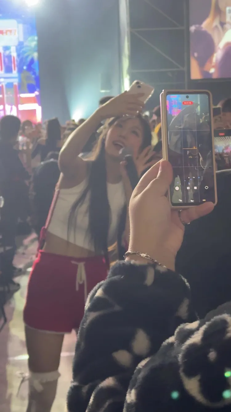 鄭叡仁走下台與粉絲自拍。讀者提供