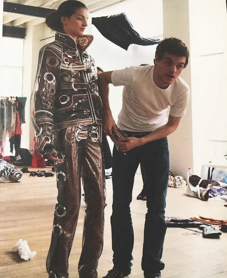 Matthieu Blazy 22歲時發表畢業作的青澀模樣。翻攝matthieu_blazy IG
