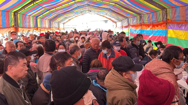 今天針對北門、將軍、學甲的弱勢鄉親發放790萬慰問金，有2346人受惠。莊曜聰攝