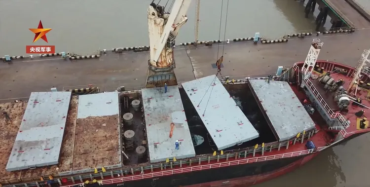 SCSC FORTUNE長和輪曾參與中共軍演，將突擊艇藏在船艙內。翻攝Rod Lee「X」