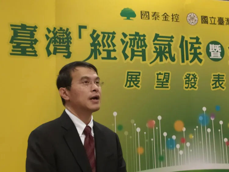 國泰金控今舉行2024年第4季臺灣「經濟氣候暨金融情勢」展望發表會。圖為國泰台大產學合作計畫協同主持人徐之強教授。許麗珍攝