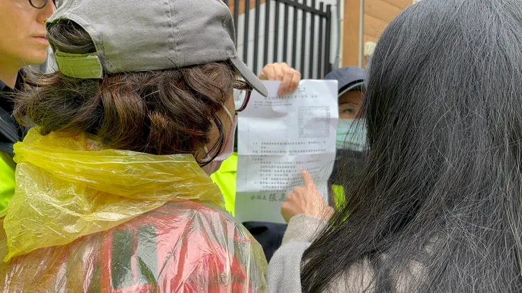 青鳥試圖進入立院，警方拿出公文表示管制區域。江孟謙攝