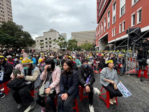 四叉貓聲援青鳥！立法院外已破萬人「越晚人越多」