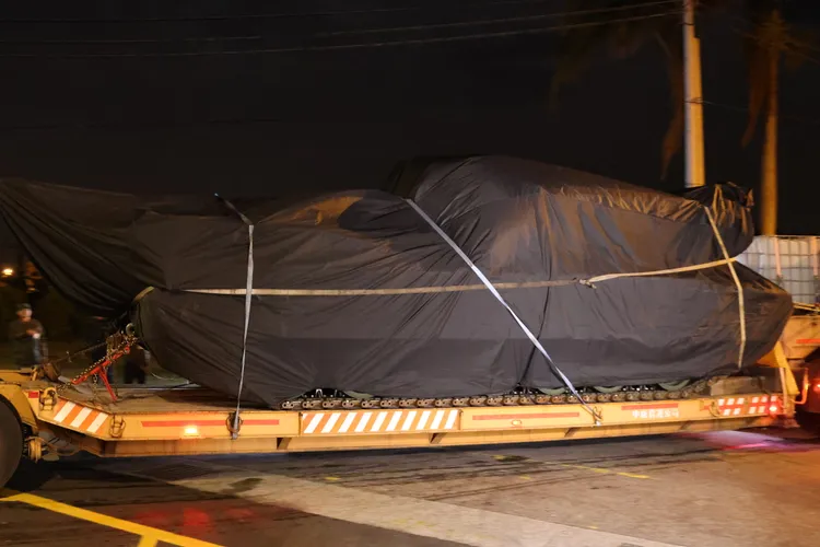 M1A2T主戰車運抵陸軍新竹裝甲兵訓練指揮部。記者 李俊毅攝