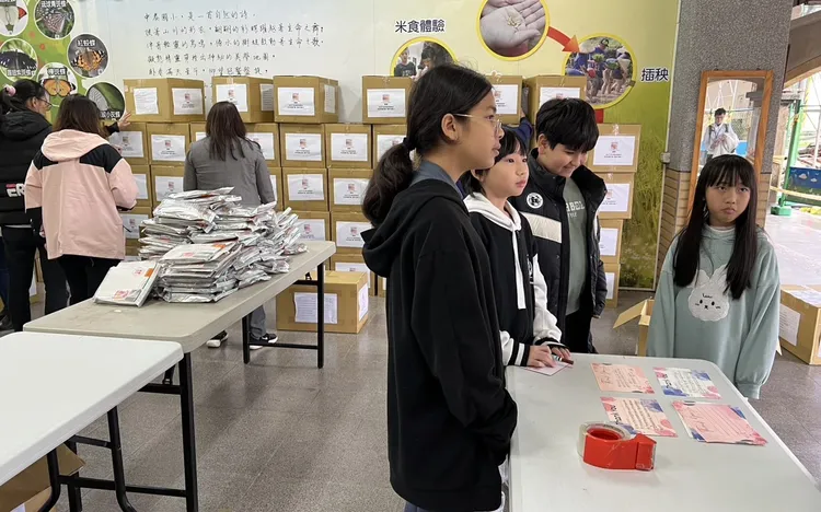 志工們協助分裝發熱衣，學生們寫下對捐贈單位的感謝語，滿滿的愛與幸福。教育局提供