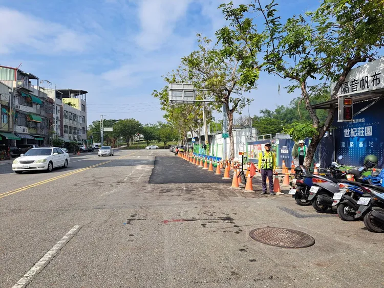 台鐵新左營站建案14日道路下陷，15日中午已恢復通行。翻攝畫面