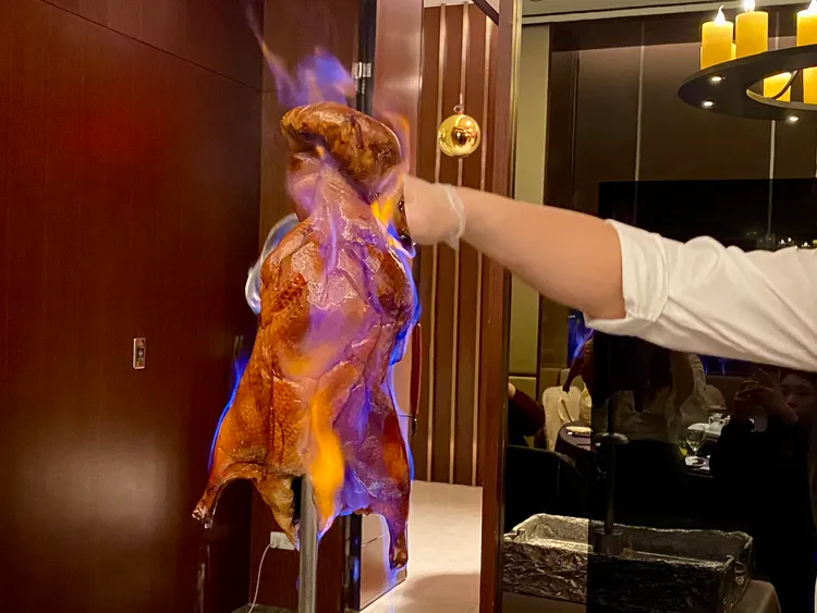 「新金湖中餐廳」可一鴨三吃的高粱火焰片皮鴨是最大賣點。莊偉祺攝