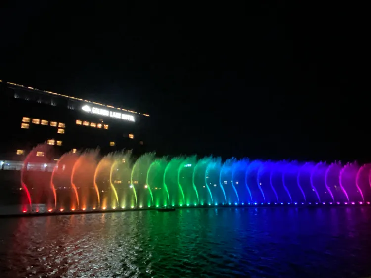 展期間有平日4場、假日6場「彩虹水舞秀」可欣賞。莊偉祺攝