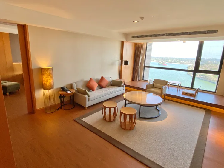 24坪的行政套房客廳部分設有日式座位區可看湖景。莊偉祺攝