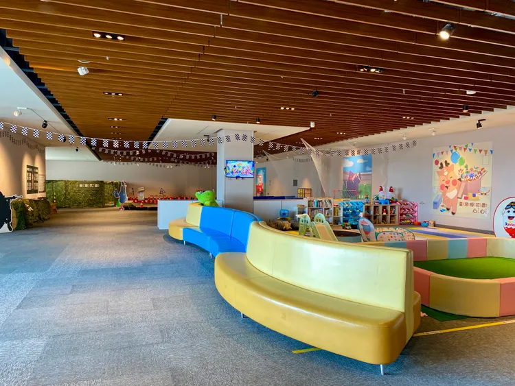 館內打造逾200坪的「戰地小學堂」親子遊戲場。莊偉祺攝