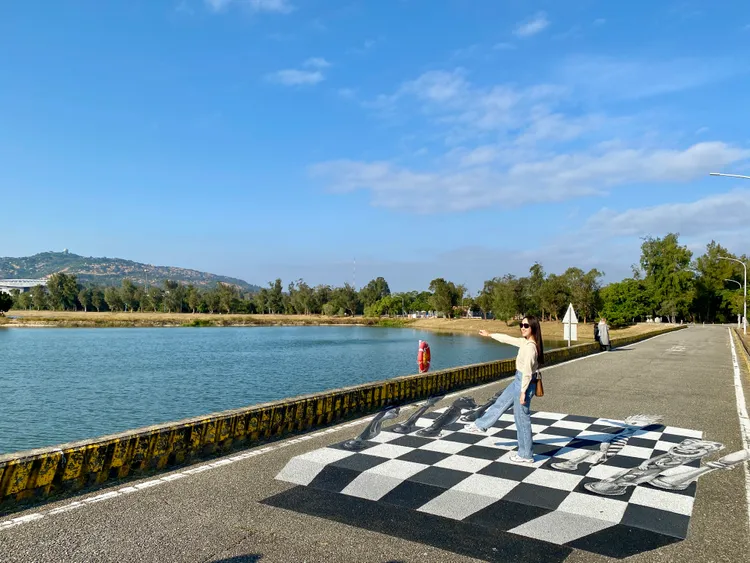 太湖邊知名的路面彩繪3D漂浮斑馬線。莊偉祺攝