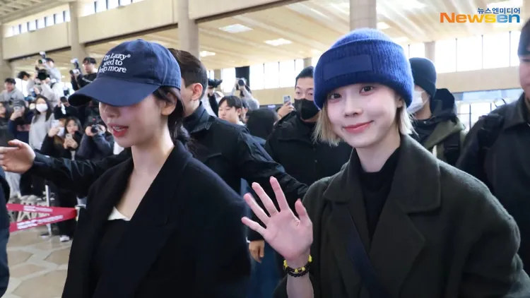 aespa昨天前往中國，走在Karina（左）旁邊的Winter對著鏡頭揮手，氣色看起來好很多。翻攝Newsen