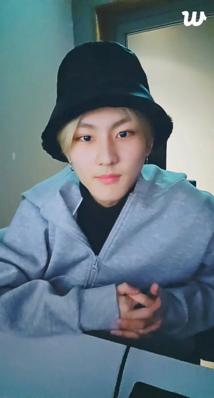 禎元日前在直播中直接回應「我不談戀愛也不抽菸」，中國粉絲依舊不買帳，湧入Weverse謾罵。翻攝Weverse