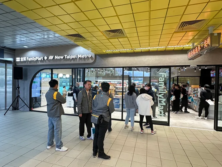 位於環狀線十四張站的新北捷運公司與全家聯名概念店正式開幕營運。曾佳俊攝