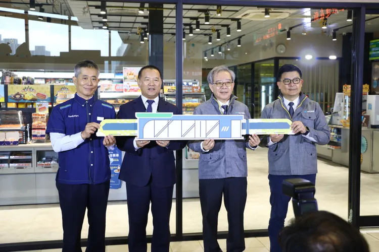 新北環狀線今日起全面復駛，在十四張站推出的「全家便利商店FamilyMart x New Taipei Metro」聯名概念店開幕營運合影。捷運公司提供