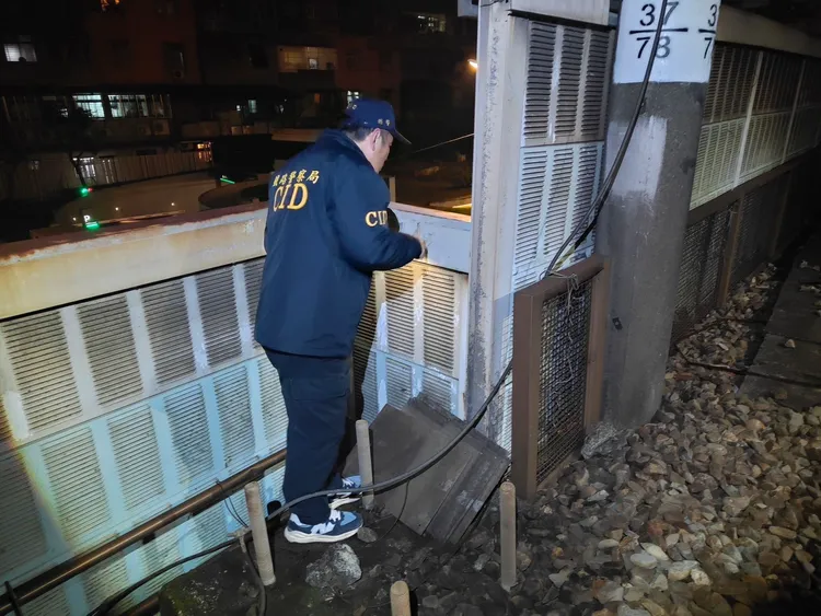 鐵警於現場搜索。翻攝畫面