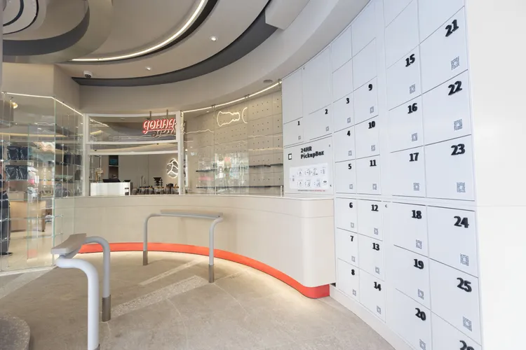 「Lion Square」忠孝門市業界首創「智能櫃」，提供全年無休24小時寄取件。雄獅旅遊提供