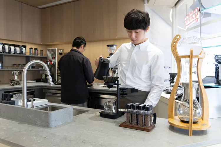 「Lion Square」忠孝門市結合集團旗下餐飲品牌 gonna共樂遊，販售嚴選咖啡莊園精咖啡飲品與咖啡豆。雄獅旅遊提供