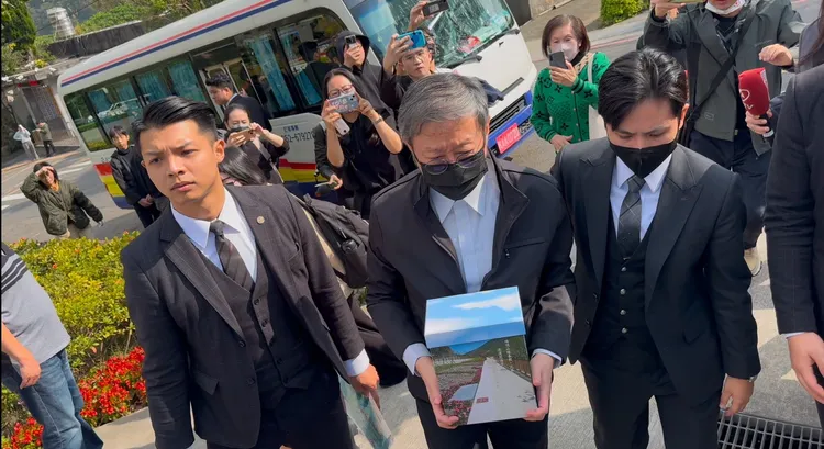 陳中維手捧母親骨灰。特勤中心攝影