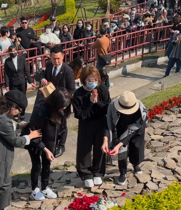 李翊君也低調送別瓊瑤。特勤中心攝影