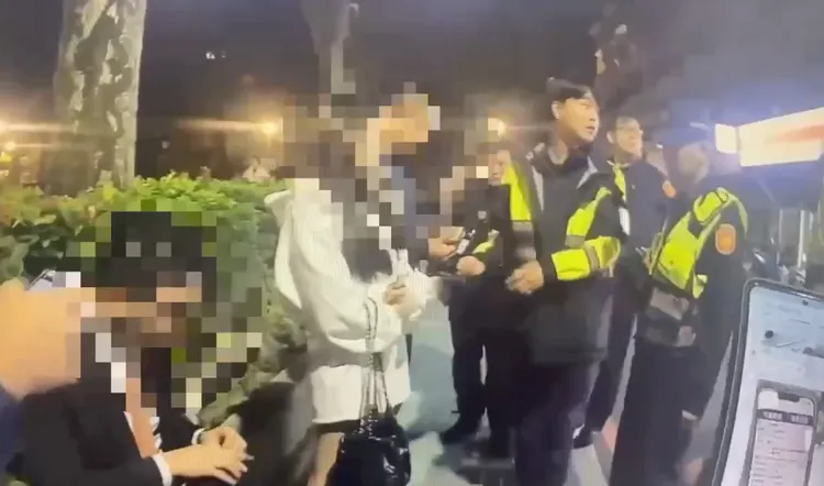 員警於現場將陸男帶回。警方提供