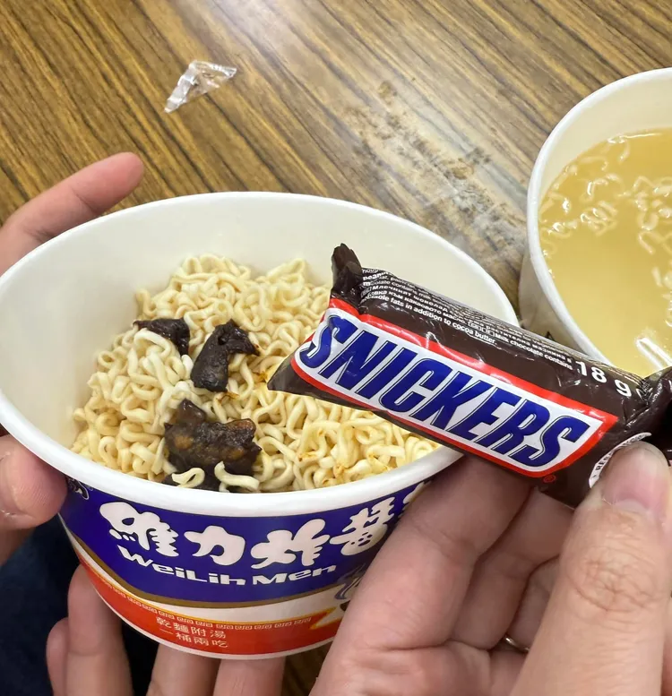 維力炸醬麵的新吃法，再搭配辣油。翻攝大潤發好物分享社