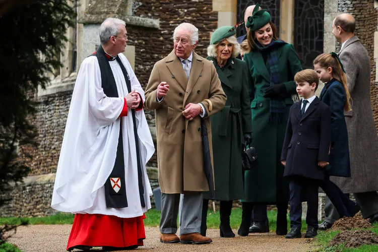 英國國王查爾斯三世帶領英皇室家人做聖誕禮拜。路透