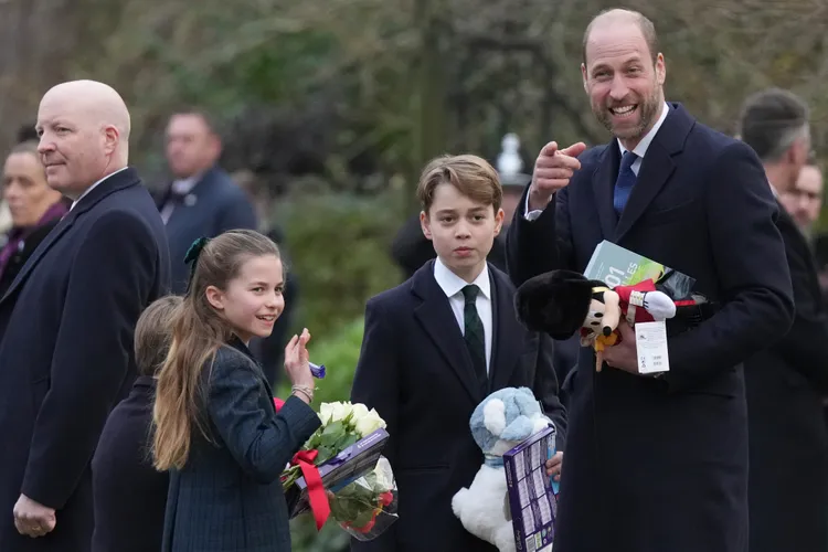 英皇室成員受到民眾夾道歡迎。美聯社