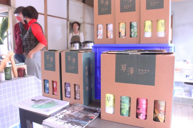 東高雄地方產業品牌草澤精啤．花酵進駐黃埔新村快閃店。文化局提供