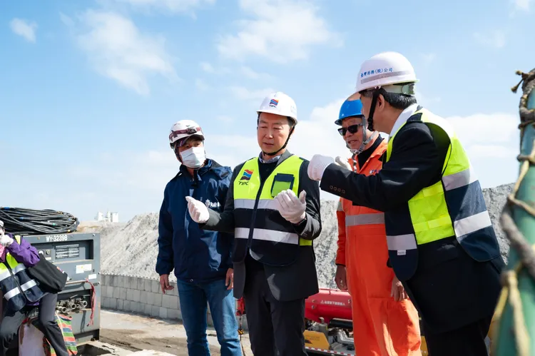 陳世凱今（20日）前往台中港視察巴拿馬籍油輪擱淺應變作業。交通部提供
