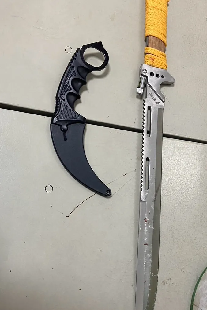 警方查扣黃男刀械。民眾提供