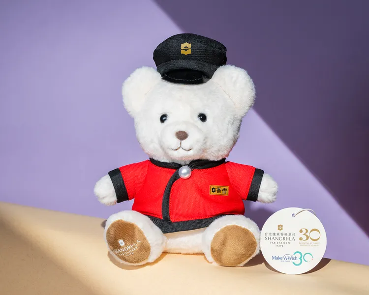 台北遠東香格里拉攜手Make-A-Wish Taiwan喜願協會，限量推出30週年公益熊玩偶，每隻588元。業者提供