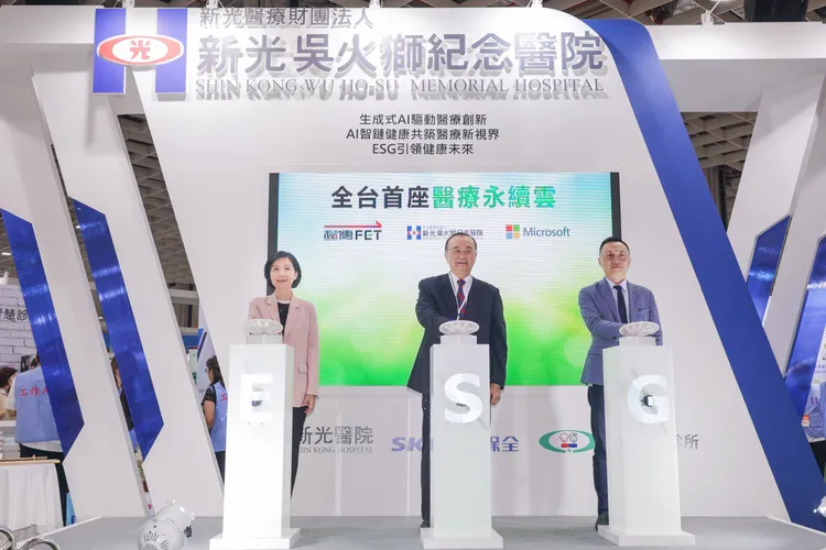 新光醫院院長侯勝茂（中）、遠傳電信總經理井琪（左）、台灣微軟專家技術群總經理吳子強（右）共同宣布全台首座「醫療永續雲」啟動。微軟提供