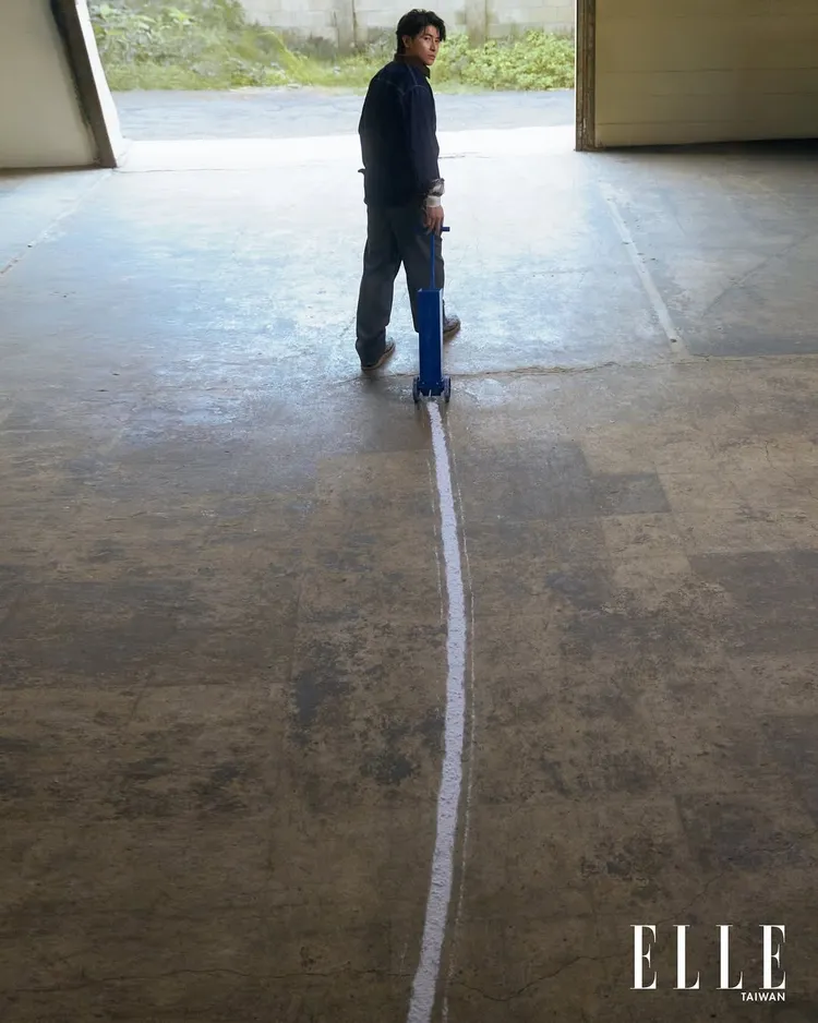 陳傑憲拍攝時尚大片。翻攝elletaiwan IG