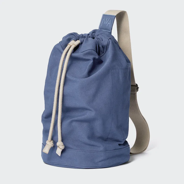 UNIQLO x JW ANDERSON抽繩肩背包，990元。品牌提供