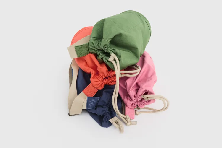 包包配件同樣延續服裝類的鮮活色彩。品牌提供