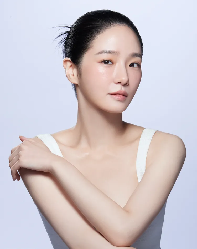 朴圭瑛在EMFACE菲斯波廣告中自信地說出「I AM 煥然一新FACE」，與所有愛美人士一起，展現最真實、自信的自己