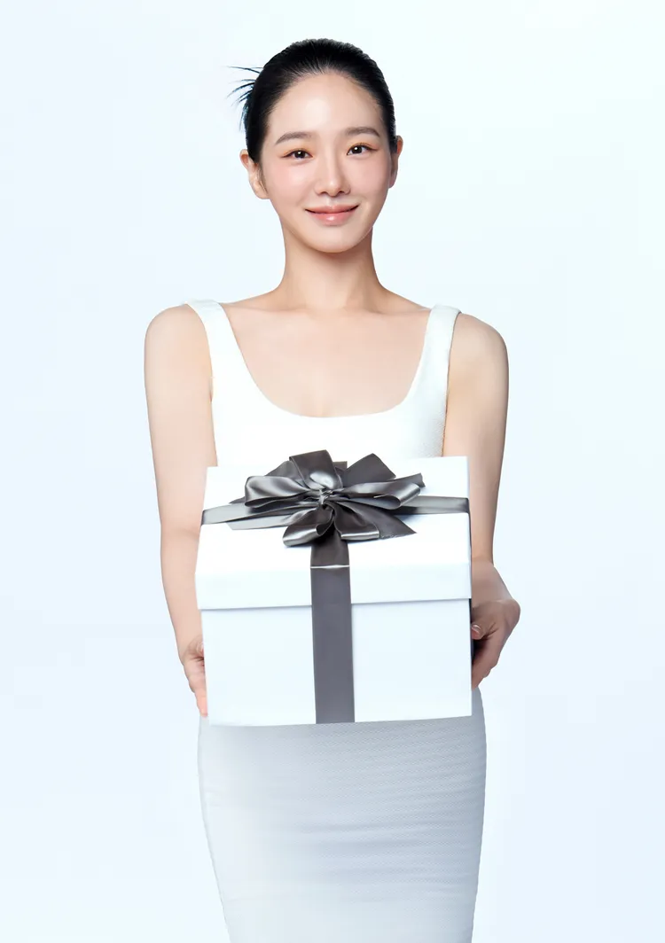 EMFACE菲斯波形象大使朴圭瑛帶你迎接聖誕節，一起成為“I AM 煥然一新FACE”打造立體澎潤的青春臉龐。