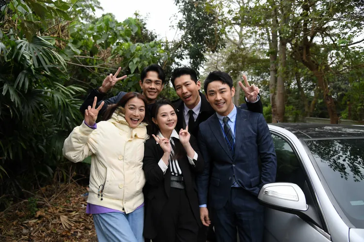 江祖平（前排左起）、王樂妍戲裡雖是情敵，戲外感情好。三立提供