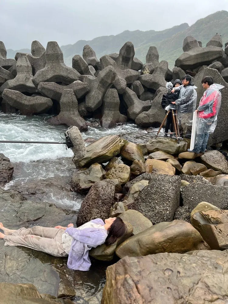 江祖平（平躺者）拍攝落海戲冷到失溫。三立提供