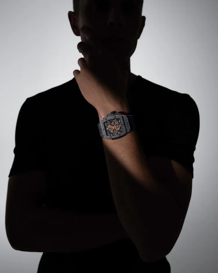 HUBLOT Spirit of  Big Bang金蛇限量腕錶，42mm，超微噴砂處理拋光陶瓷錶殼，多層次3D效果錶盤，黑色橡膠錶帶飾有蛇鱗質感，HUB4700自動上鍊機芯，動力儲存50小時，防水深度100米，限量88只，108萬3000元。品牌提供