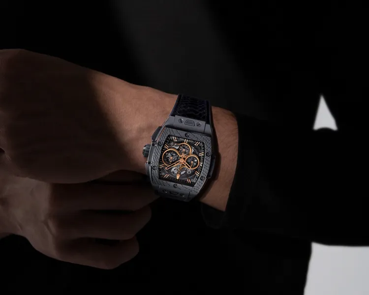 HUBLOT Spirit of  Big Bang金蛇限量腕錶，42mm，超微噴砂處理拋光陶瓷錶殼，多層次3D效果錶盤，黑色橡膠錶帶飾有蛇鱗質感，HUB4700自動上鍊機芯，動力儲存50小時，防水深度100米，限量88只，108萬3000元。品牌提供