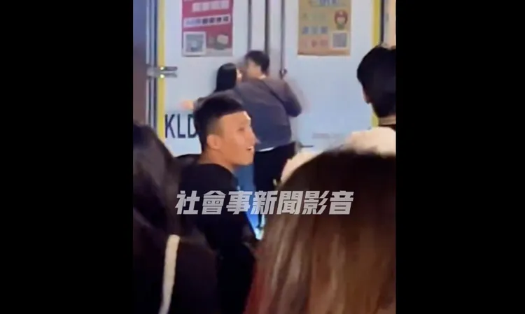 情侶的危險行為引起路人圍觀。翻攝自社會事新聞影音