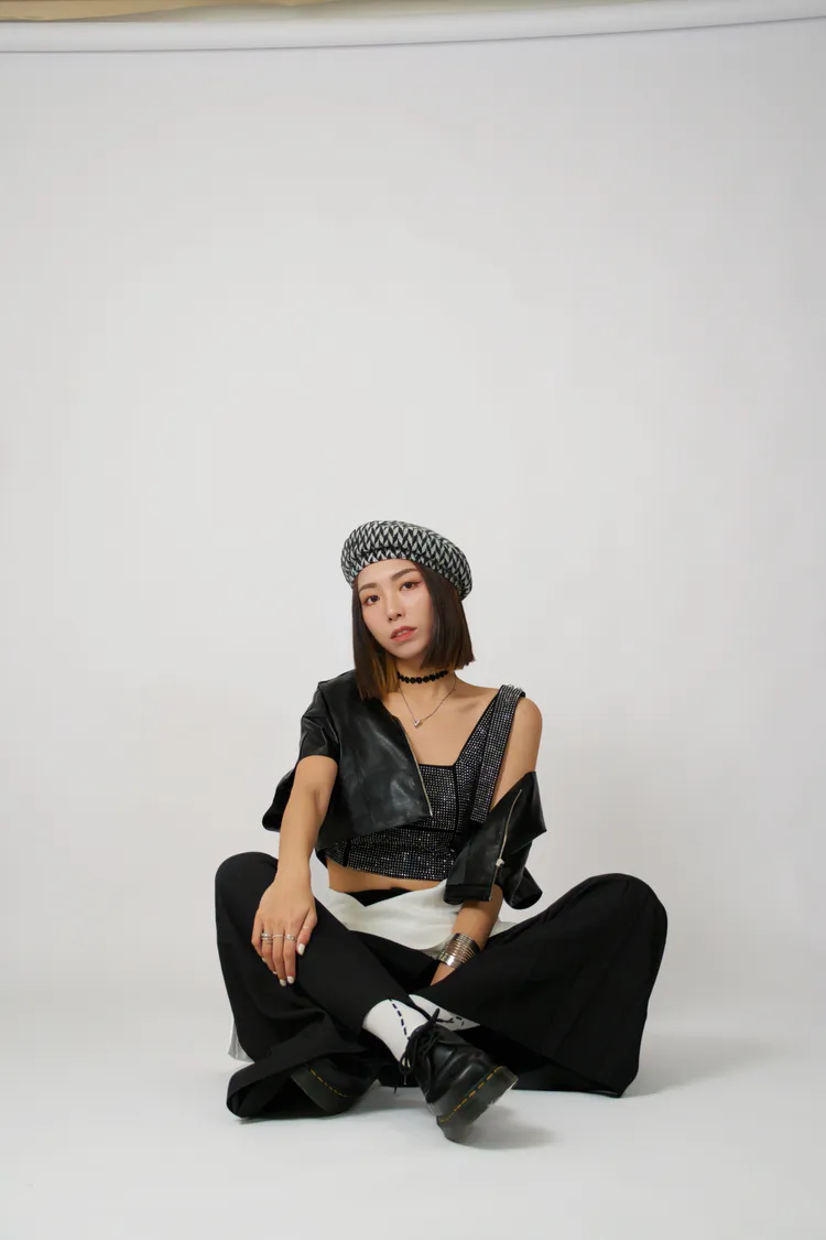 身材窈窕修長的劉恬君，暱稱甜甜，是熱愛唱歌的雙子座女生。