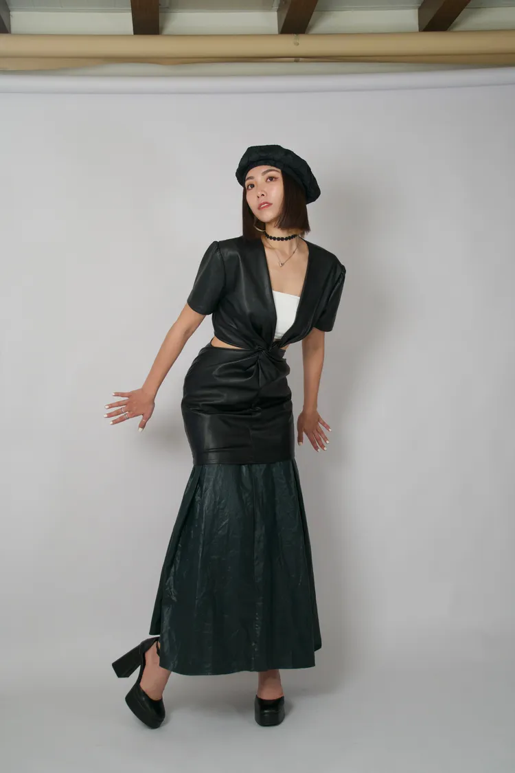 甜甜享受在17直播和粉絲一起唱、一起聊、一起笑，期待大家一起加入。