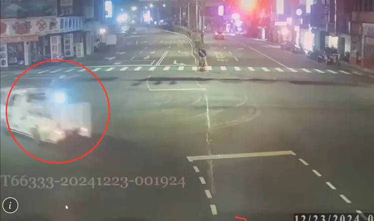 小貨車急速左轉遭直行機車迎面撞上，造成騎士顱內出血重傷昏迷。翻攝畫面